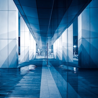Free photo empty floor front of modern building