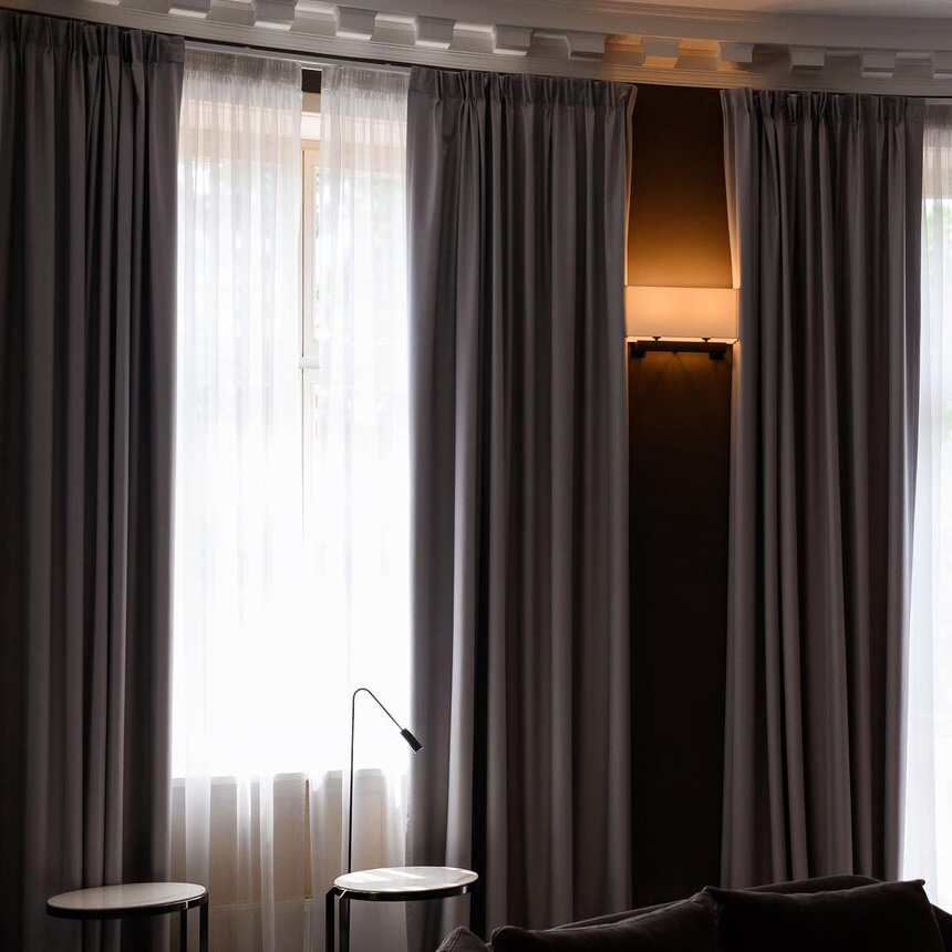 酒店|賓館|旅館|酒樓等布草清洗 4 faceless man looking window indoors 8353 12543